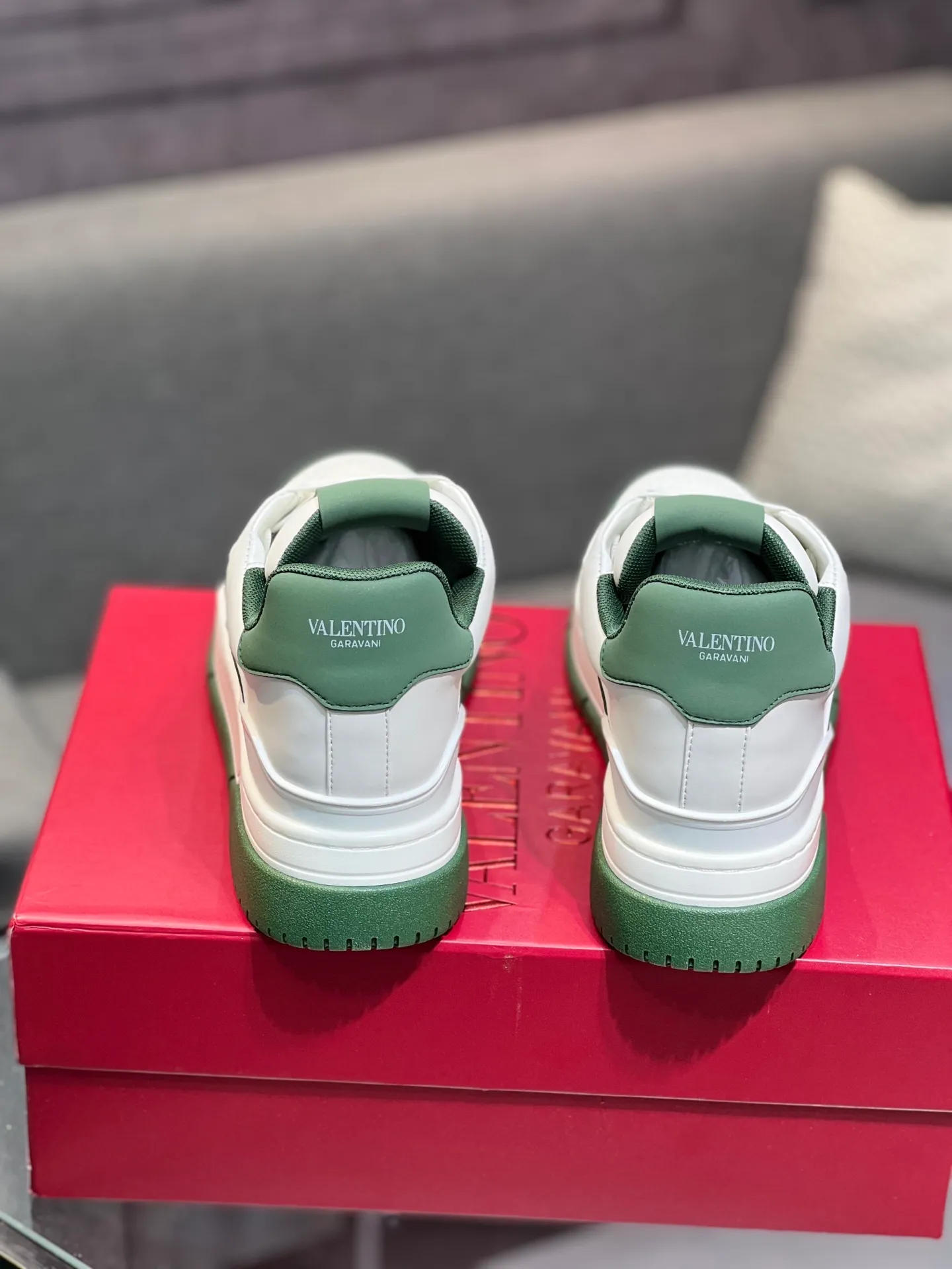 Men's Men's Shoes 💰660 Valentino 2023 early autumn new star shoes are now online! Wang Hedi and Ren Jialun have been worn by many celebrities. Who can refuse the same couple shoes as Wang Hedi! The design of Stars Stab My Heart is cool and spicy. The material of the shoes is cowhide, and every color is beautiful! Size 35-40, men’s size 39-44 (women’s 41, men’s 38, 45🉑️customized)
